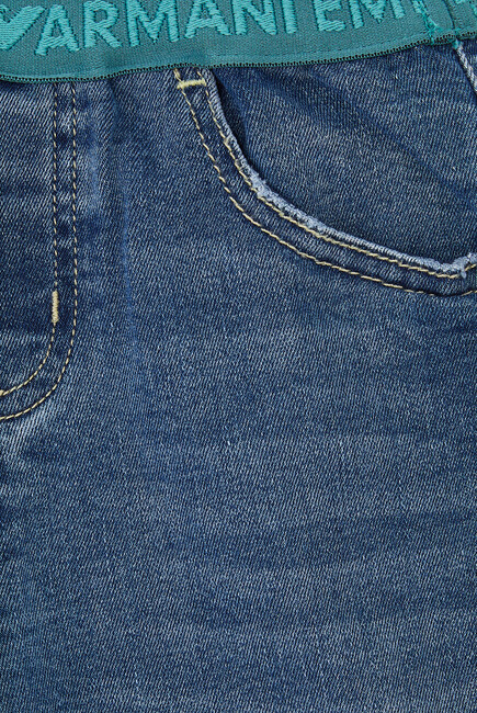 بنطال جينز للأطفال بحزام خصر محفور بشعار الماركة